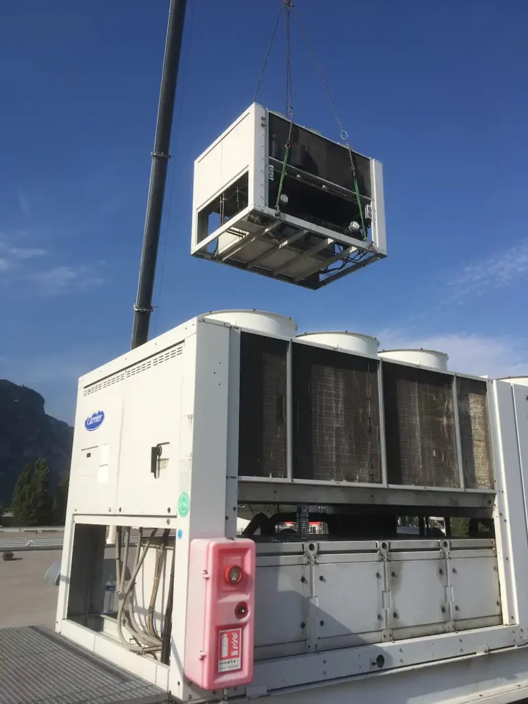 Photo lors de l'installation d'un groupe de froid industriel